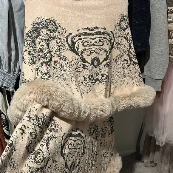 Chic Beige Faux Fur Cape with Floral Accents - Picture 2 of 2